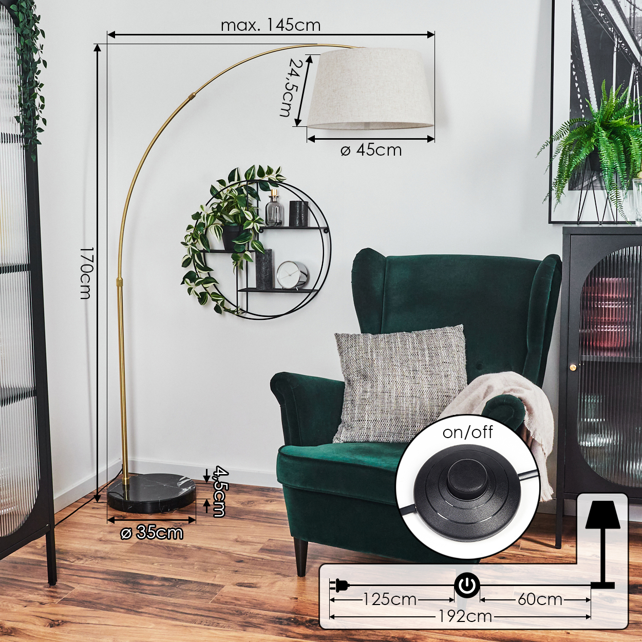 Ein modernes Wohnzimmer mit grünem Sessel, Stehlampe und Dekoregal. Die Lampe hat einen beigen Schirm. Maße sind markiert.