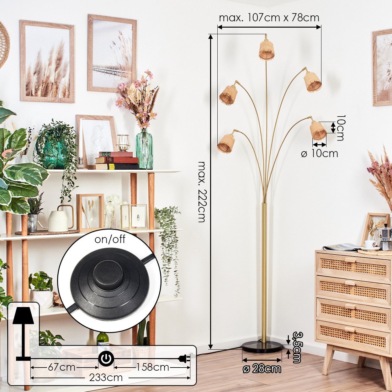Eine Stehlampe mit fünf Lichtern, ein Regal mit Pflanzen und Dekorationen sowie ein Holzschrank mit Schubladen sind sichtbar.