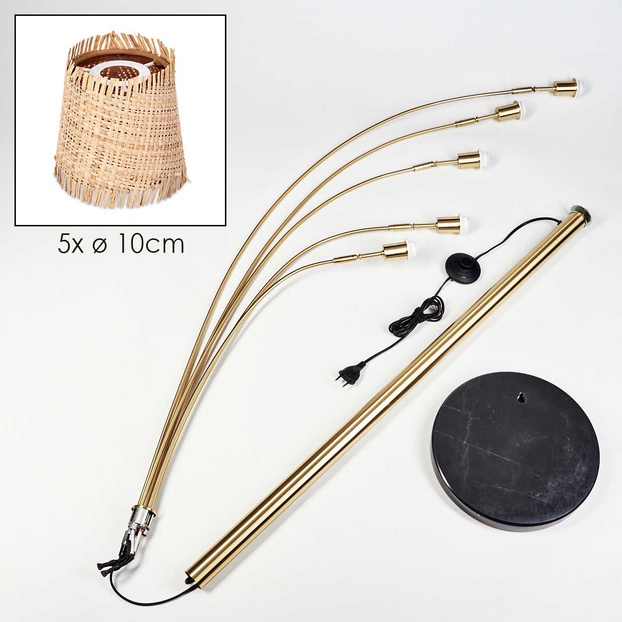 Zerlegte Stehlampe mit fünf gebogenen Armen, einem gewebten Lampenschirm und einem Marmorsockel. Komponenten sind gold und schwarz auf weißem Hintergrund.