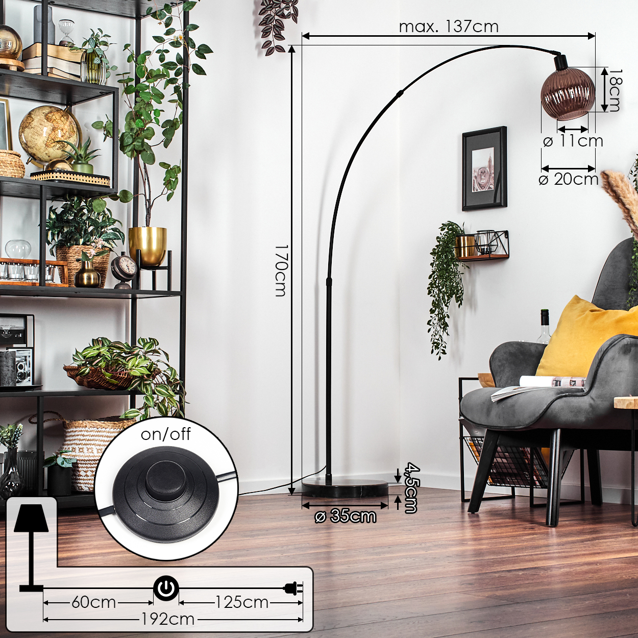 Ein modernes Wohnzimmer mit einer schwarzen Bogenlampe, einem grauen Sessel, einem Bücherregal mit Pflanzen und Holzboden.