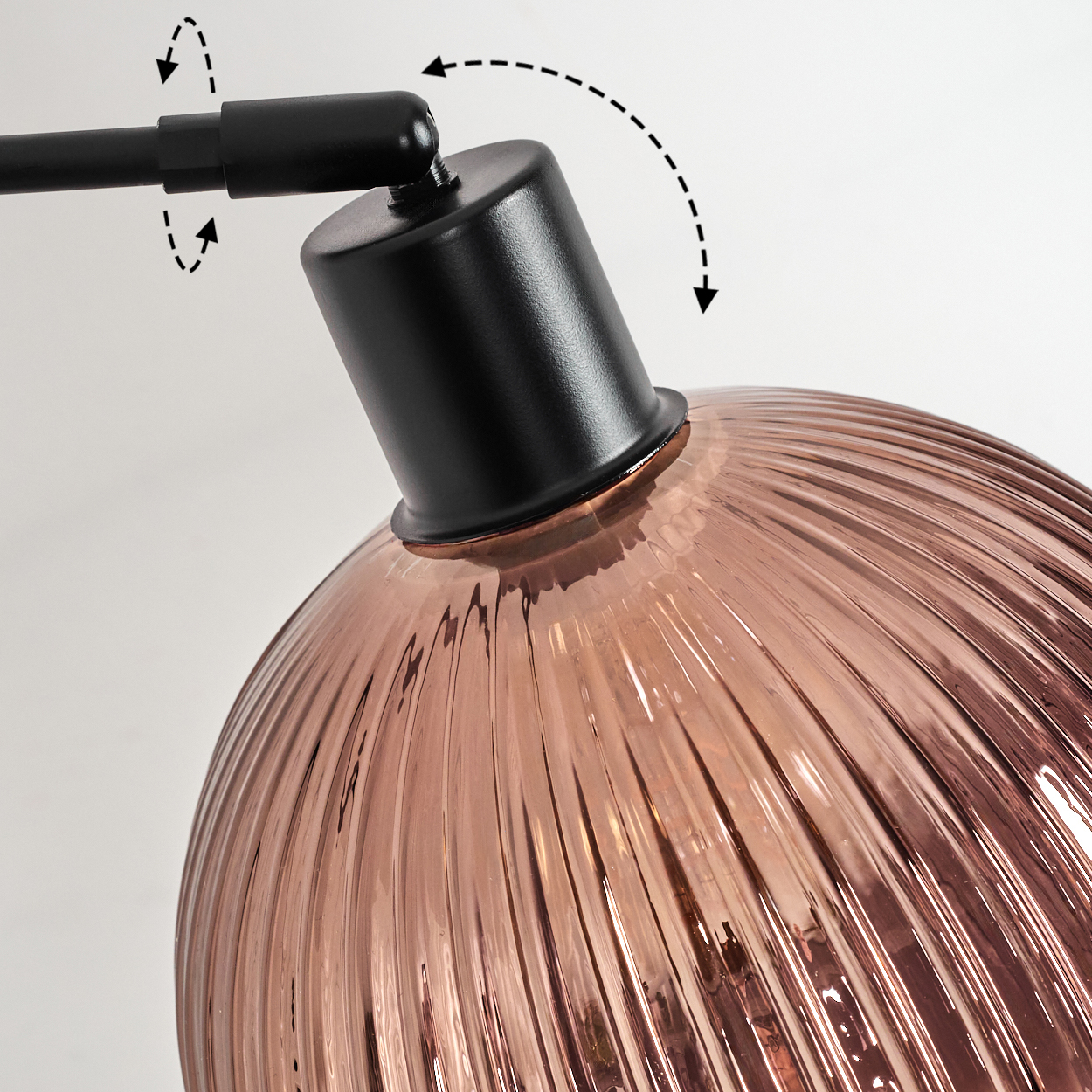 Nahaufnahme einer Lampe. Schwarzer Arm und Kopf, rosafarbener Glasschirm. Pfeile zeigen die Verstellrichtungen. Weißer Hintergrund.