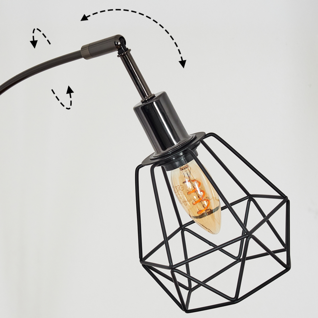 Eine schwarze Metalllampe mit geometrischem Schirm vor weißem Hintergrund. Ein Pfeil zeigt, dass die Lampe verstellbar ist.