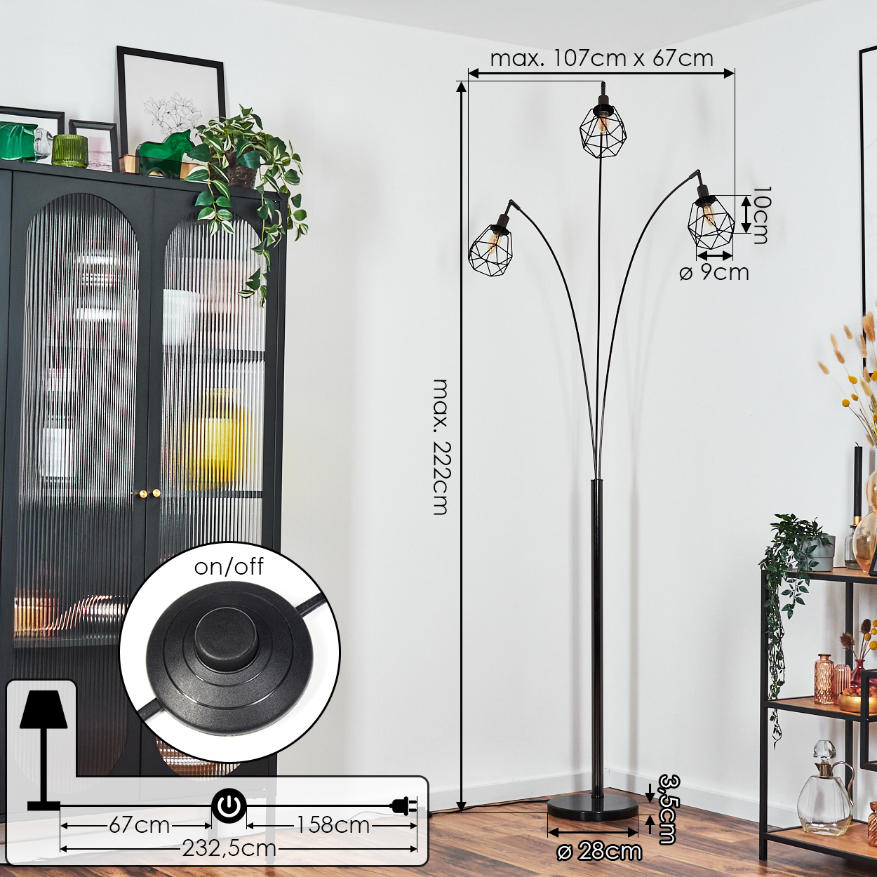 Eine schwarze Stehlampe mit drei Lichtern. Ein schwarzer Schrank und ein Regal sind im Hintergrund, mit den Abmessungen auf dem Bild.