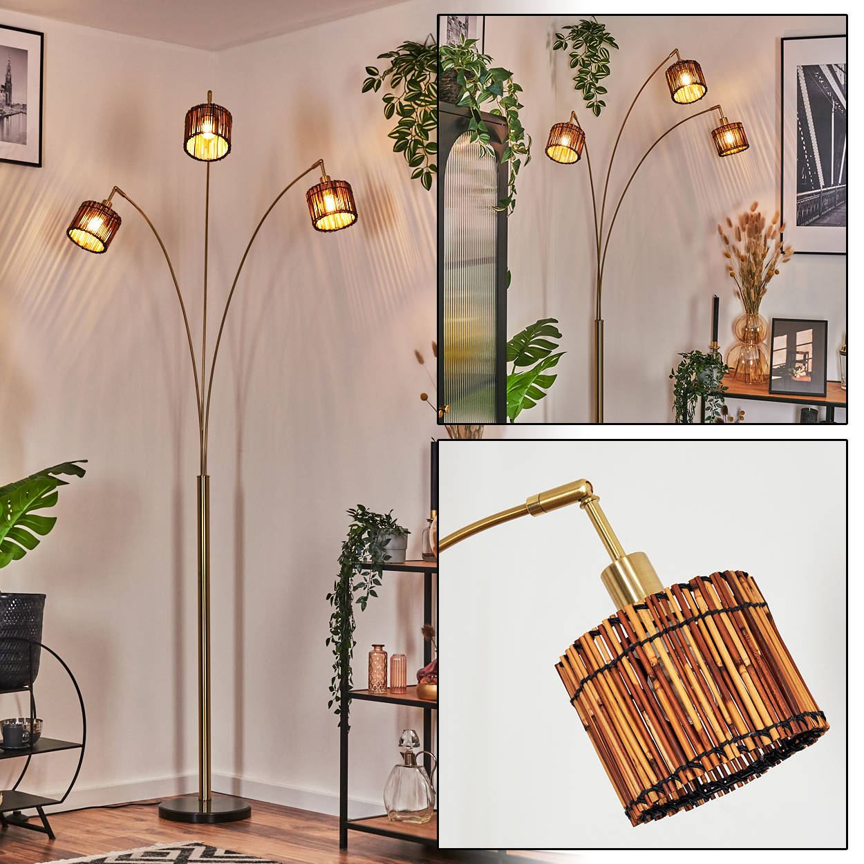Eine Stehlampe mit vier gebogenen Armen, jede mit einem gewebten Lampenschirm. Der Raum hat Pflanzen, Regale und Kunstwerke.