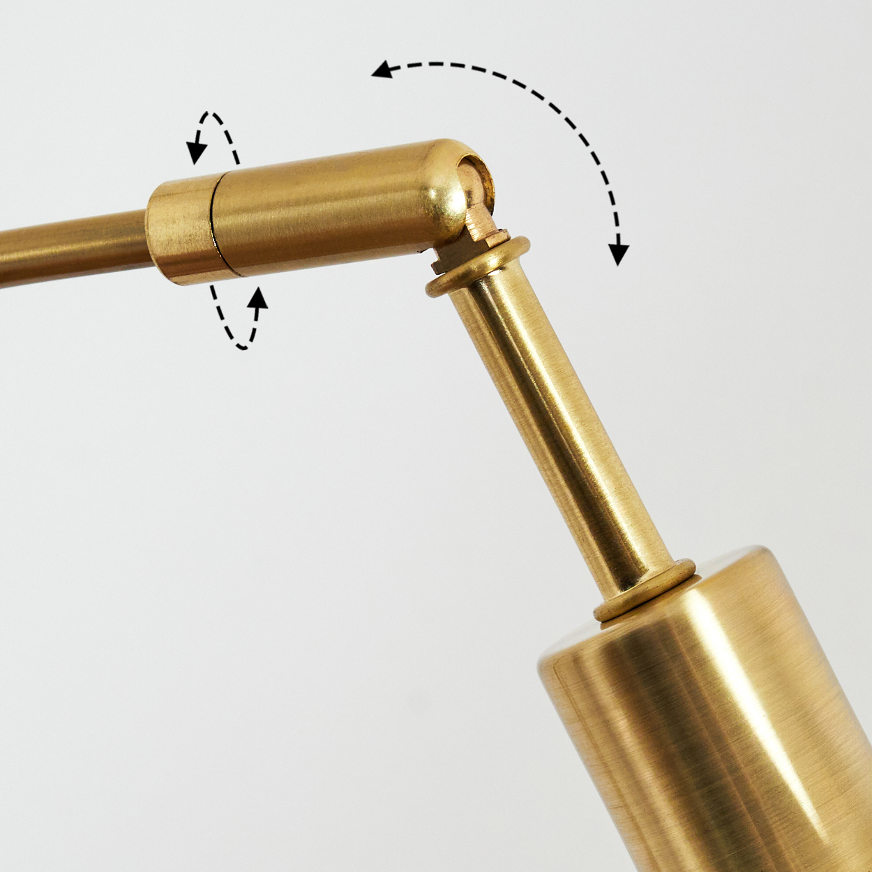 Nahaufnahme eines goldenen Lampenarms mit Gelenken und Richtungspfeilen auf weißem Hintergrund, der seine Flexibilität zeigt.