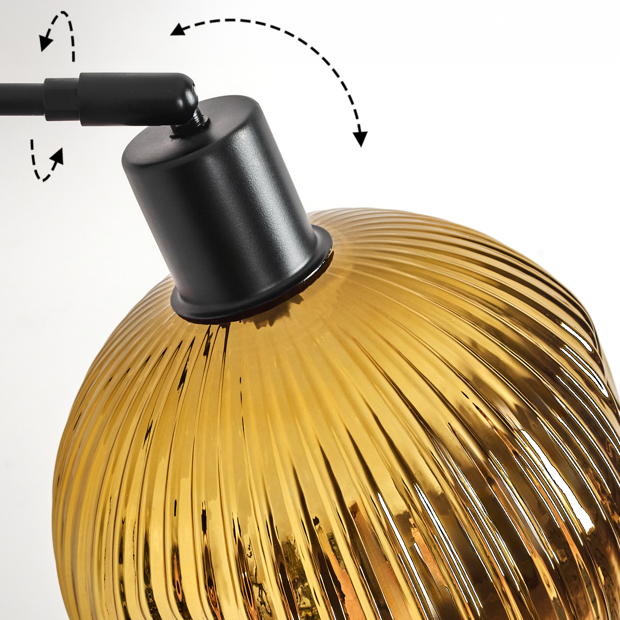 Nahaufnahme einer Lampe mit goldenem, geripptem Glasschirm und schwarzem Metallarm und -gelenk. Pfeile zeigen die Bewegung an.