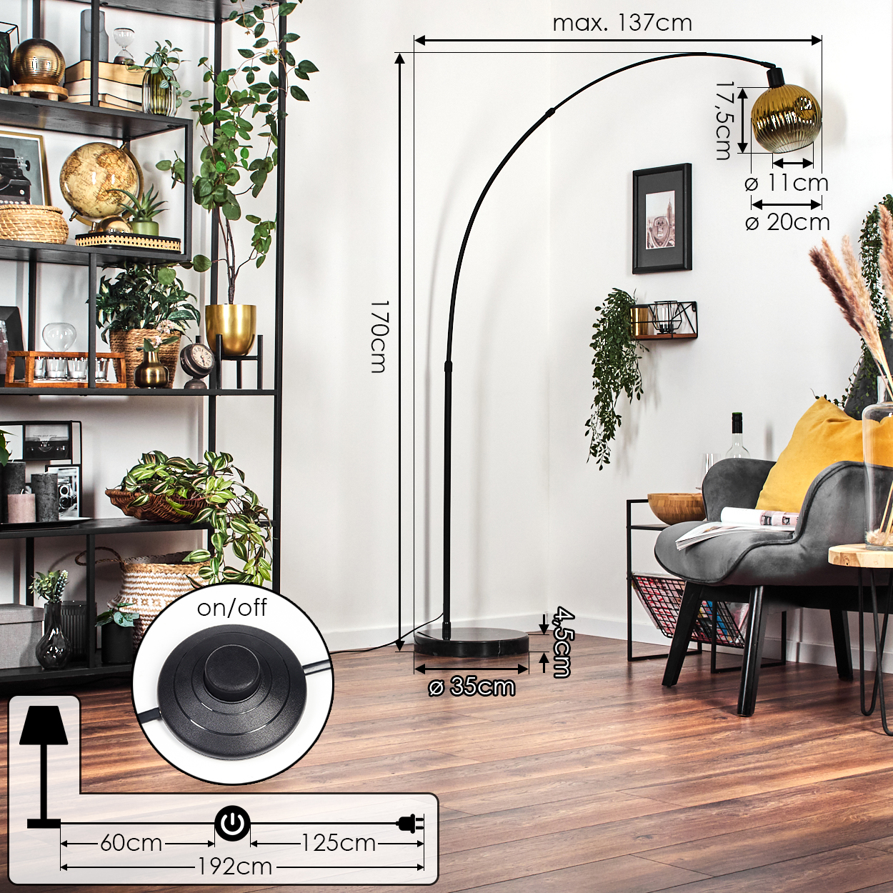 Ein modernes Wohnzimmer mit schwarzer Stehlampe, Regal, Sessel und Holzboden. Maße für die Lampe sind angegeben.
