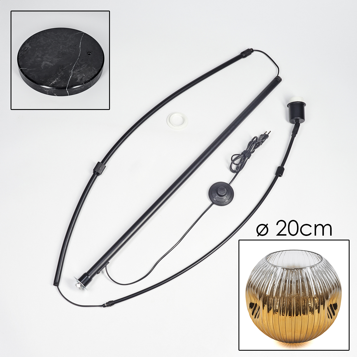 Zerlegte Lampenteile. Marmorsockel, schwarzer Stab, gebogener Arm, klarer und goldener Glasschirm und ein schwarzes Stromkabel.