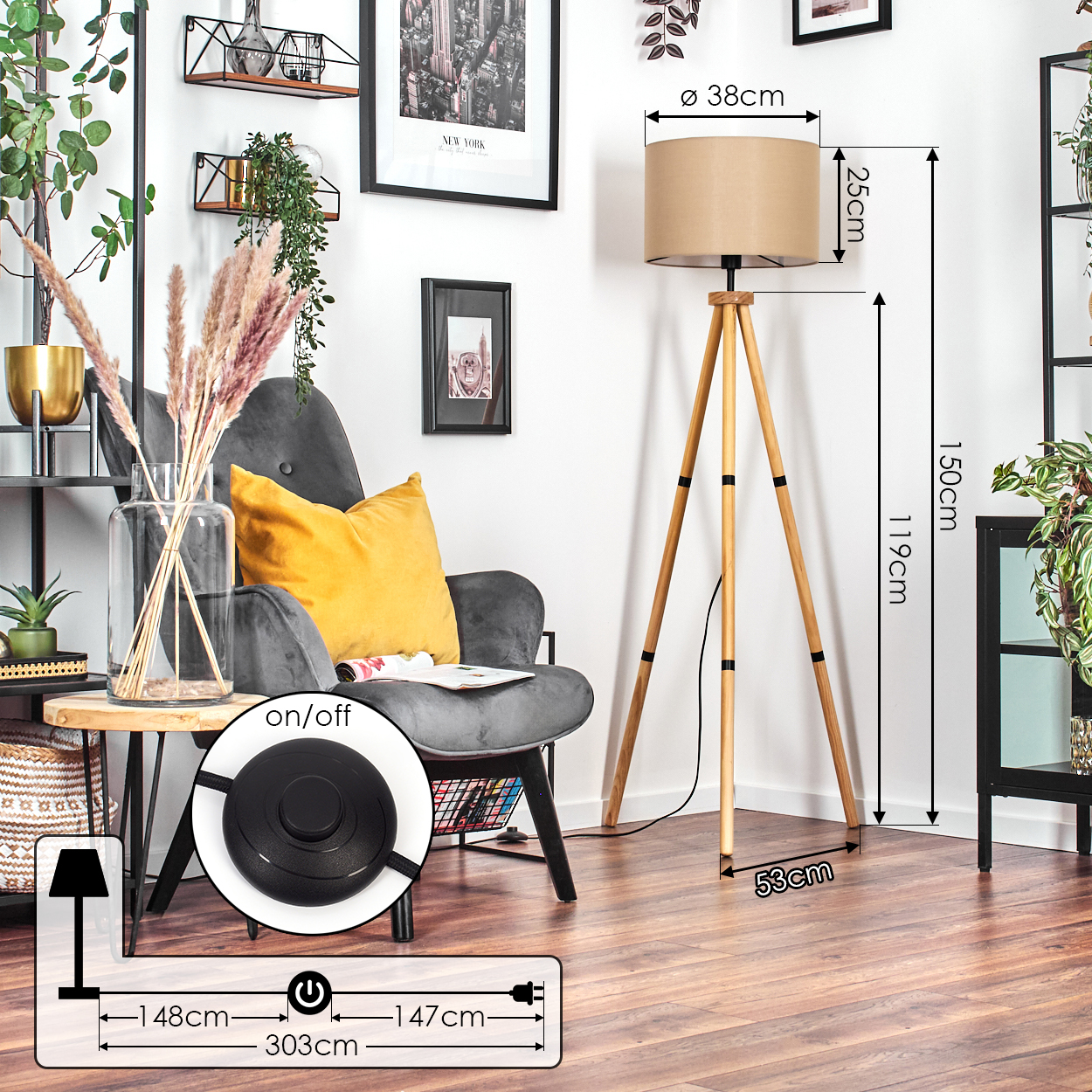 Wohnzimmerszene mit Stativlampe, Sessel und Dekorationen. Maße für Lampe und Netzkabel sind angegeben.