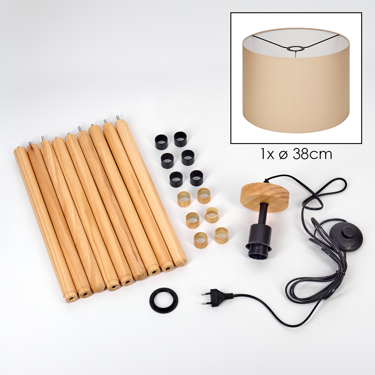 Eine zerlegte Lampe mit Holzbeinen, schwarzen Ringen, einem Lampenschirm und einer Lampenfassung mit Netzkabel und Schalter auf weißem Grund.