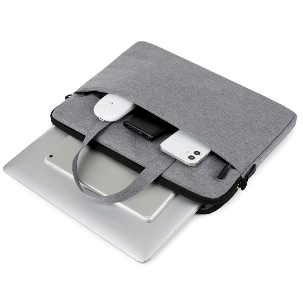 Eine graue Laptoptasche mit Laptop, Tablet, Telefon, Maus und Ladegerät. Die Tasche befindet sich auf weißem Hintergrund.