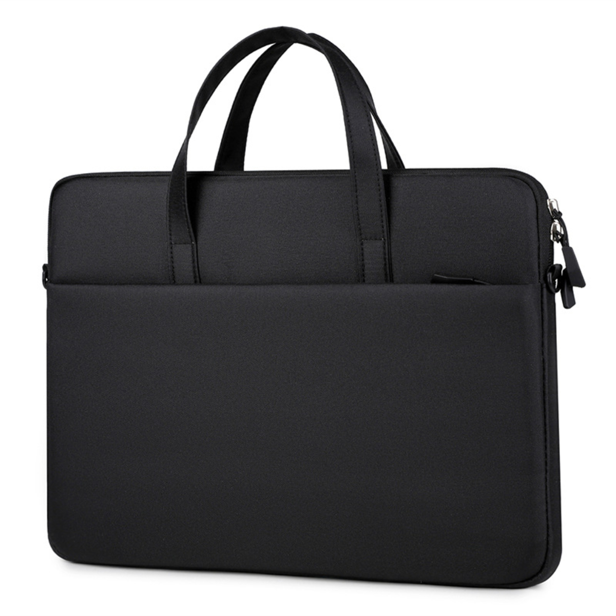 Eine schwarze Laptoptasche mit zwei Griffen. Sie hat eine Vordertasche und einen Reißverschluss. Die Tasche steht auf weißem Hintergrund.