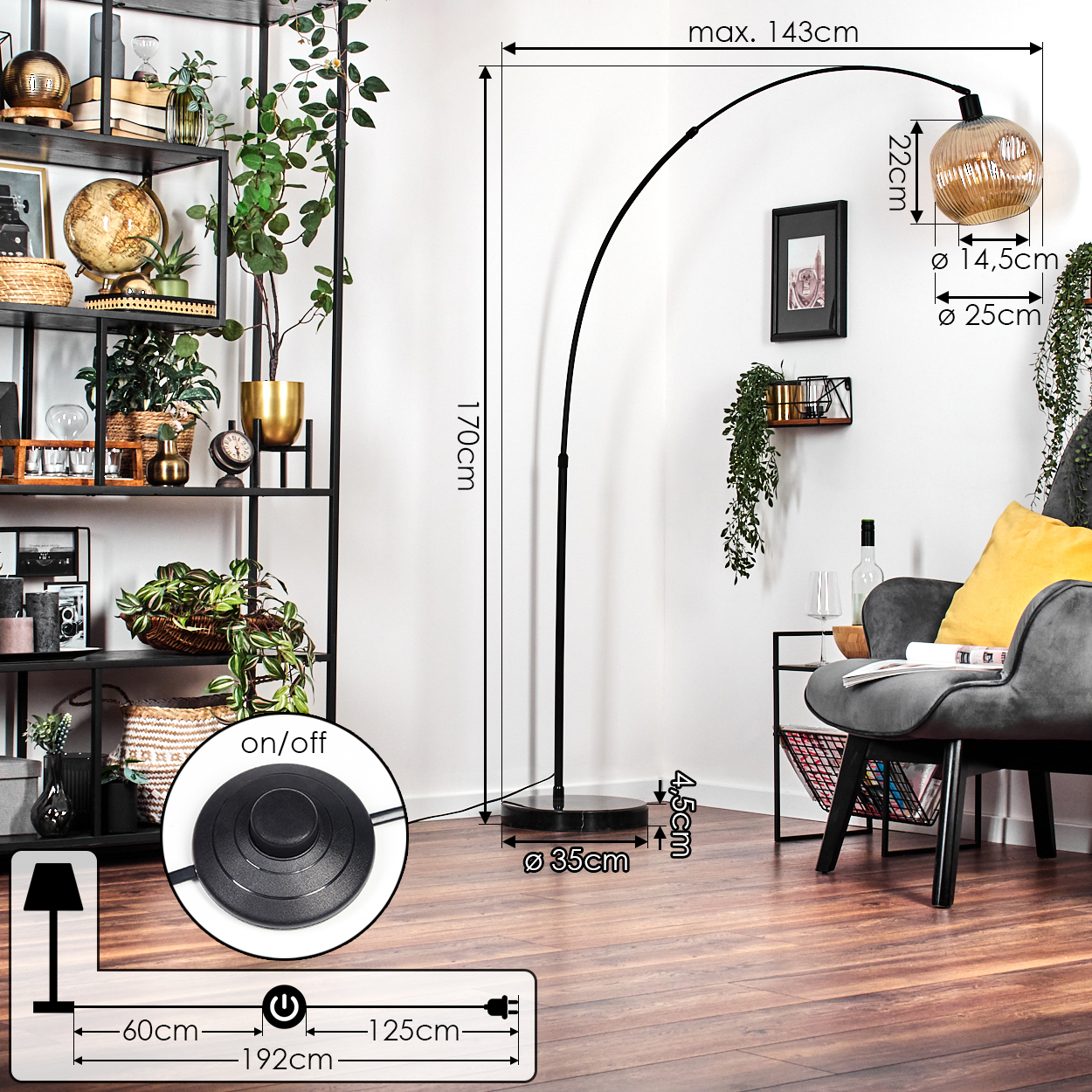Ein modernes Wohnzimmer mit schwarzer Stehlampe, Regal, Sessel und Dekorationen. Maße sind ebenfalls angegeben.
