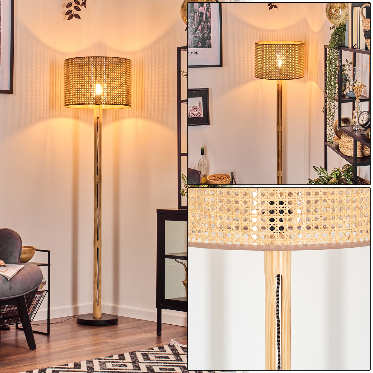 Eine Stehlampe mit gewebtem Lampenschirm steht in einem Raum. Die Lampe ist hoch und aus Holz, mit rundem Sockel. Im Hintergrund Regale und Deko.
