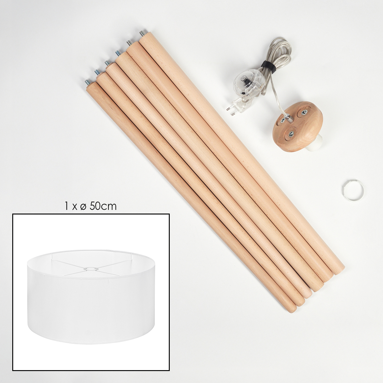 Unmontierte Lampenteile. Enthält Holzstangen, einen Lampenschirm, eine Leuchte, einen Ring und ein Netzkabel. Alles auf weißem Hintergrund.