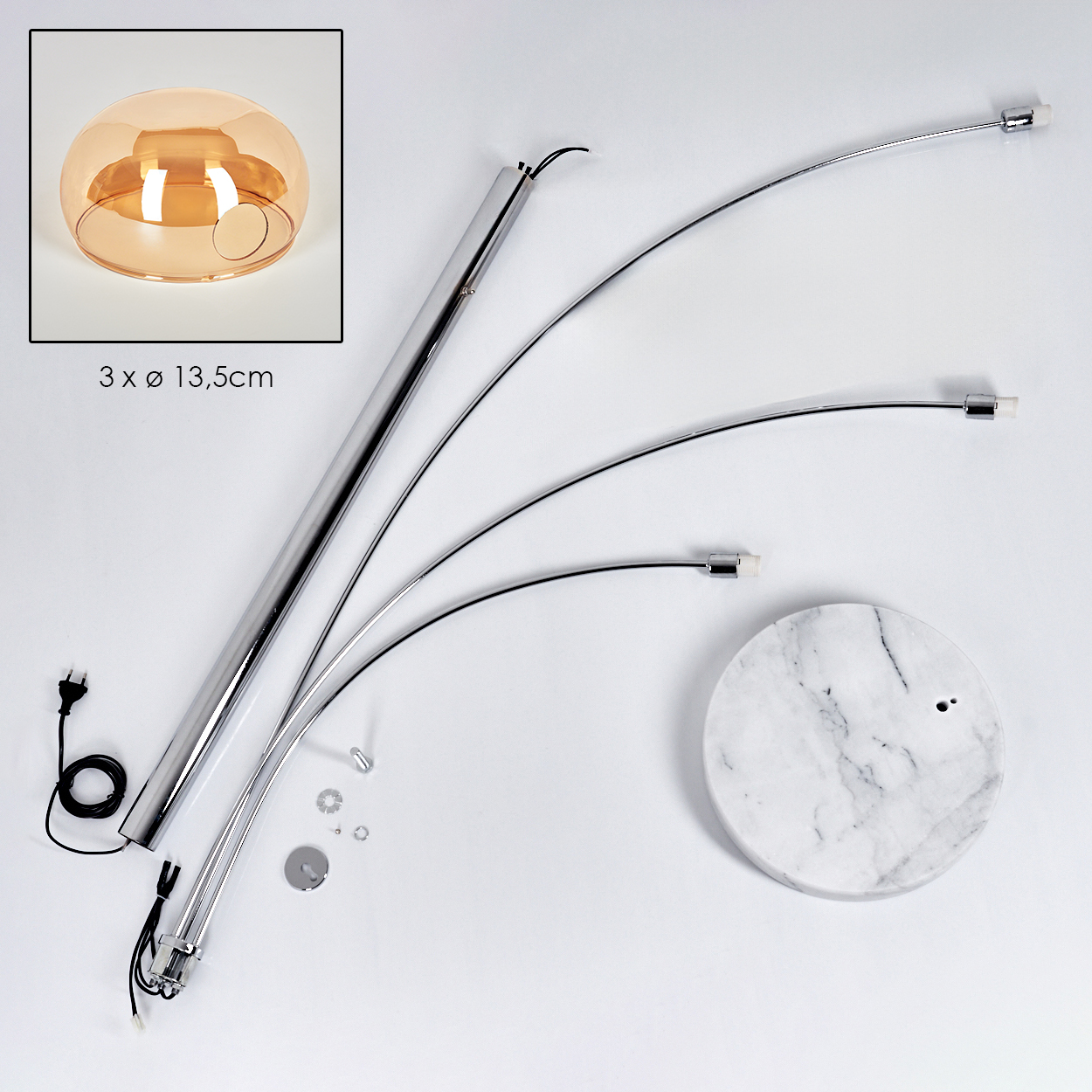 Eine zerlegte Lampe mit Marmorsockel und orangefarbenem Glasschirm. Zu den Komponenten gehören Metallstangen, Kabel und Schrauben. Sie liegt auf einer weißen Oberfläche.