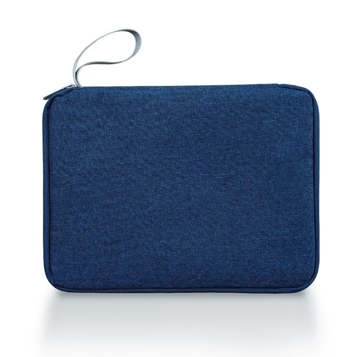 Eine marineblaue, quadratische Reißverschlusstasche mit grauem Griff. Sie liegt auf weißem Grund.