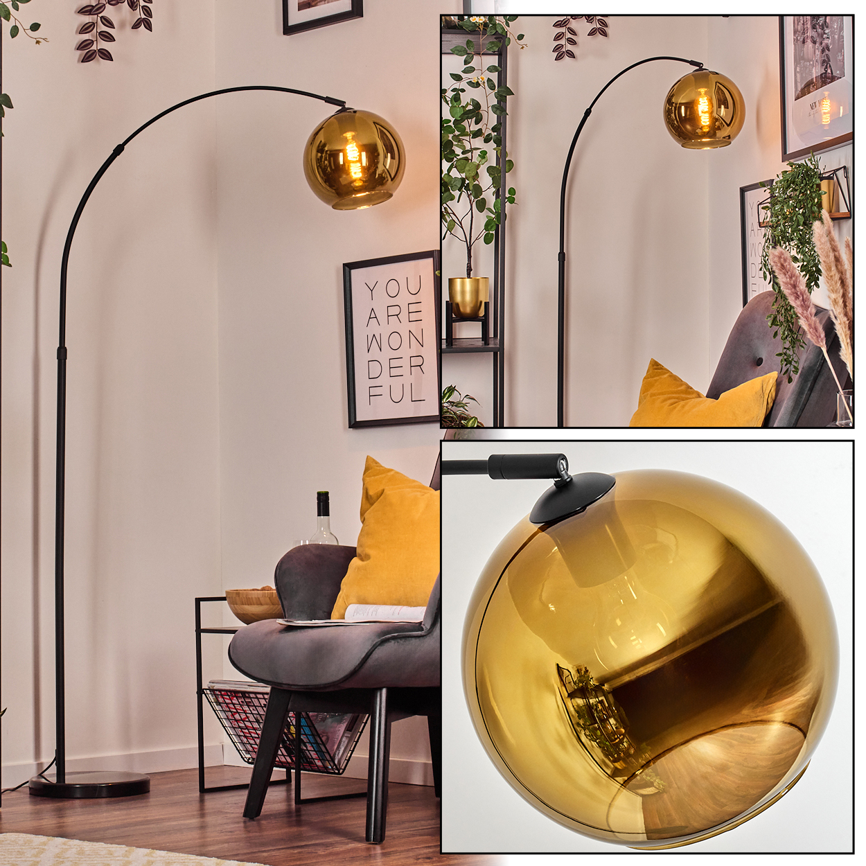 Ein modernes Wohnzimmer mit einer schwarzen Bogen-Stehlampe mit goldenem Kugelschirm. Ein grauer Sessel hat ein gelbes Kissen.