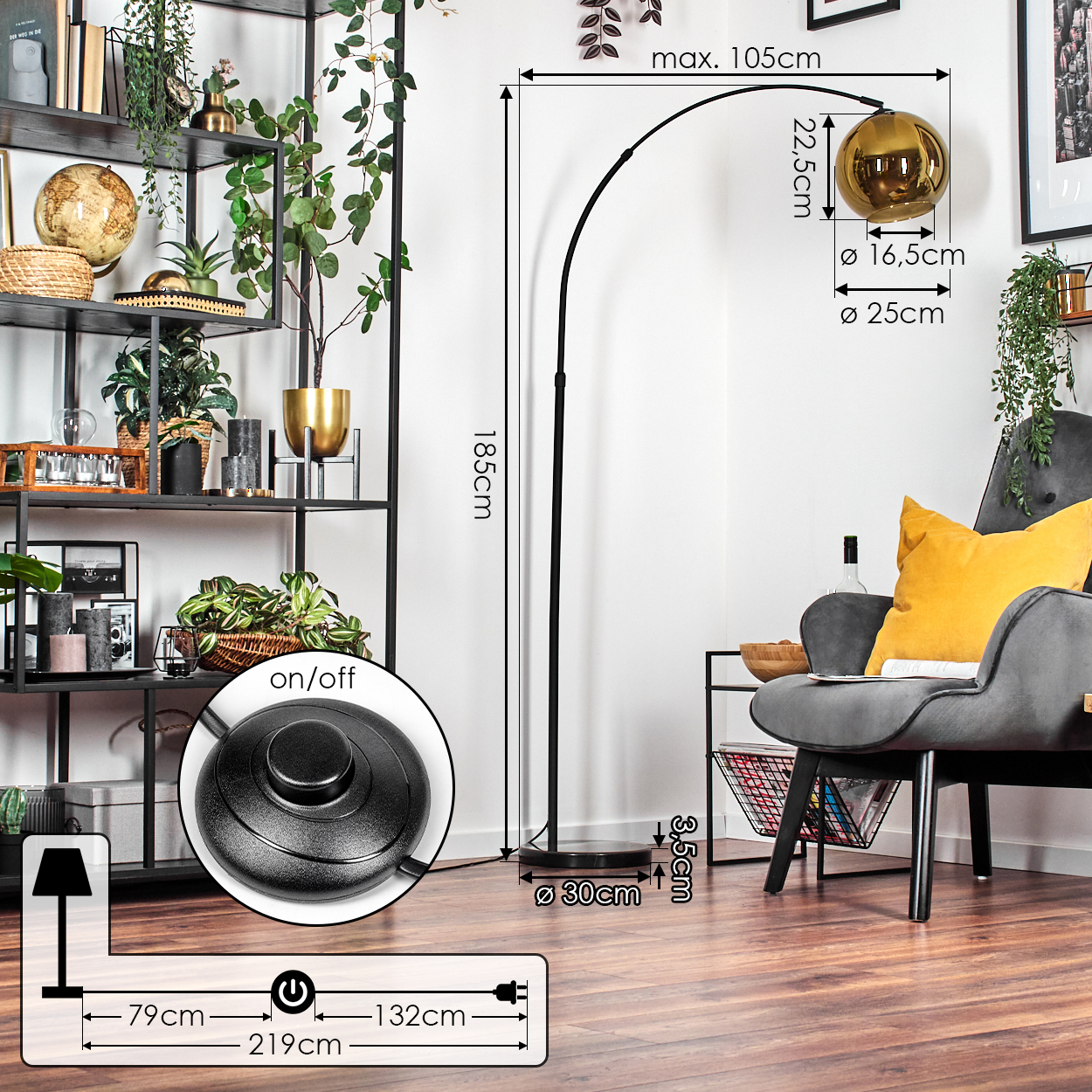 Ein modernes Wohnzimmer mit einer schwarzen Bogenlampe, einem grauen Sessel und einem Bücherregal mit Pflanzen und Dekoration.