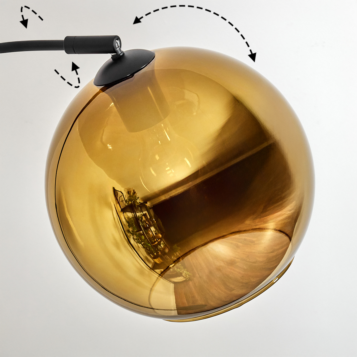 Nahaufnahme einer goldenen Glaskugel-Lampe. Ein schwarzer Arm trägt die Kugel. Der Hintergrund ist weiß, und die Glühbirne ist sichtbar.