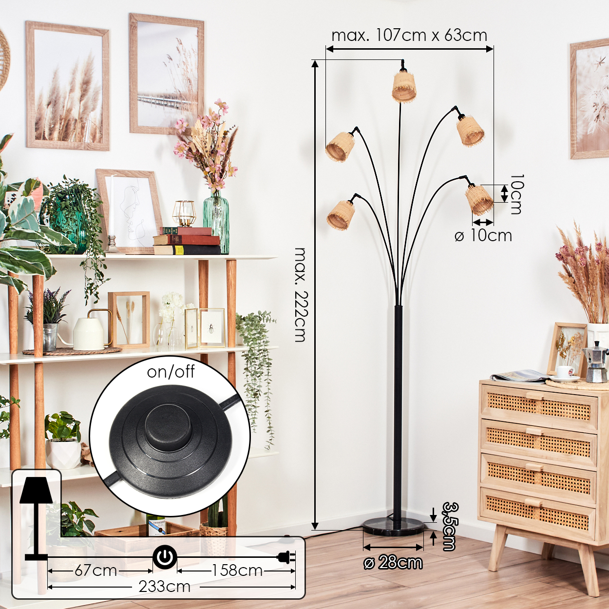Eine Stehlampe mit fünf Lichtern, ein weißes Regal mit Dekorationen und eine Holzkommode. Abmessungen sind angegeben.