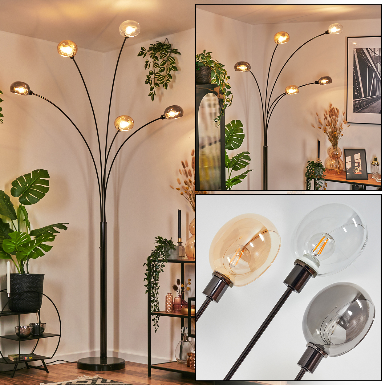 Eine moderne Stehlampe mit mehreren Armen und kugelförmigen Glühbirnen. Umgebende Pflanzen und Dekorationsartikel in einer Raumumgebung.