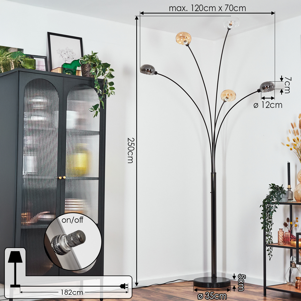 Eine schwarze Stehlampe mit fünf Kugelleuchten. Links steht ein dunkler Schrank mit Pflanzen. Abmessungen sind angegeben.