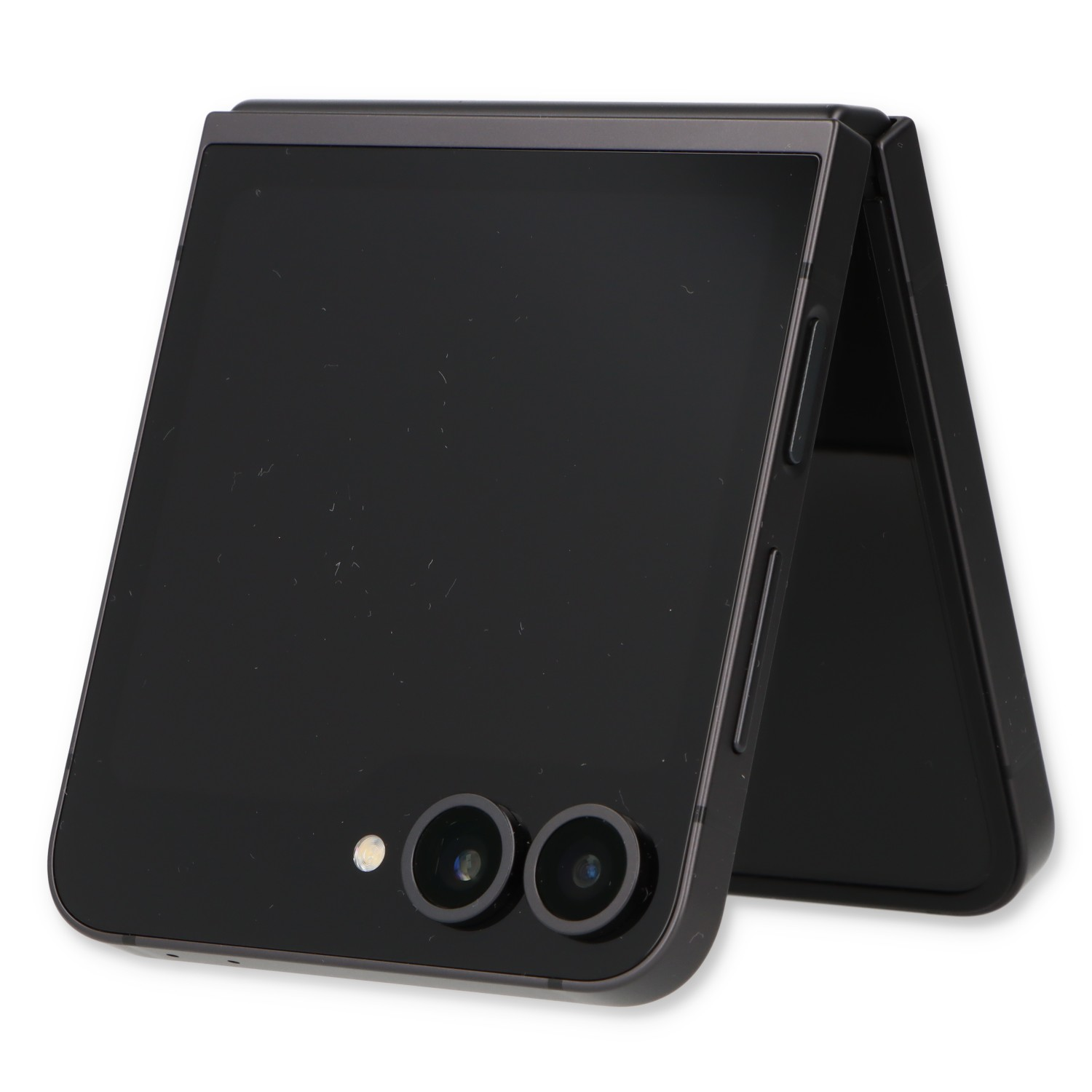 Czarny składany telefon, częściowo otwarty, na białym tle. Posiada dwa aparaty i lampę błyskową.