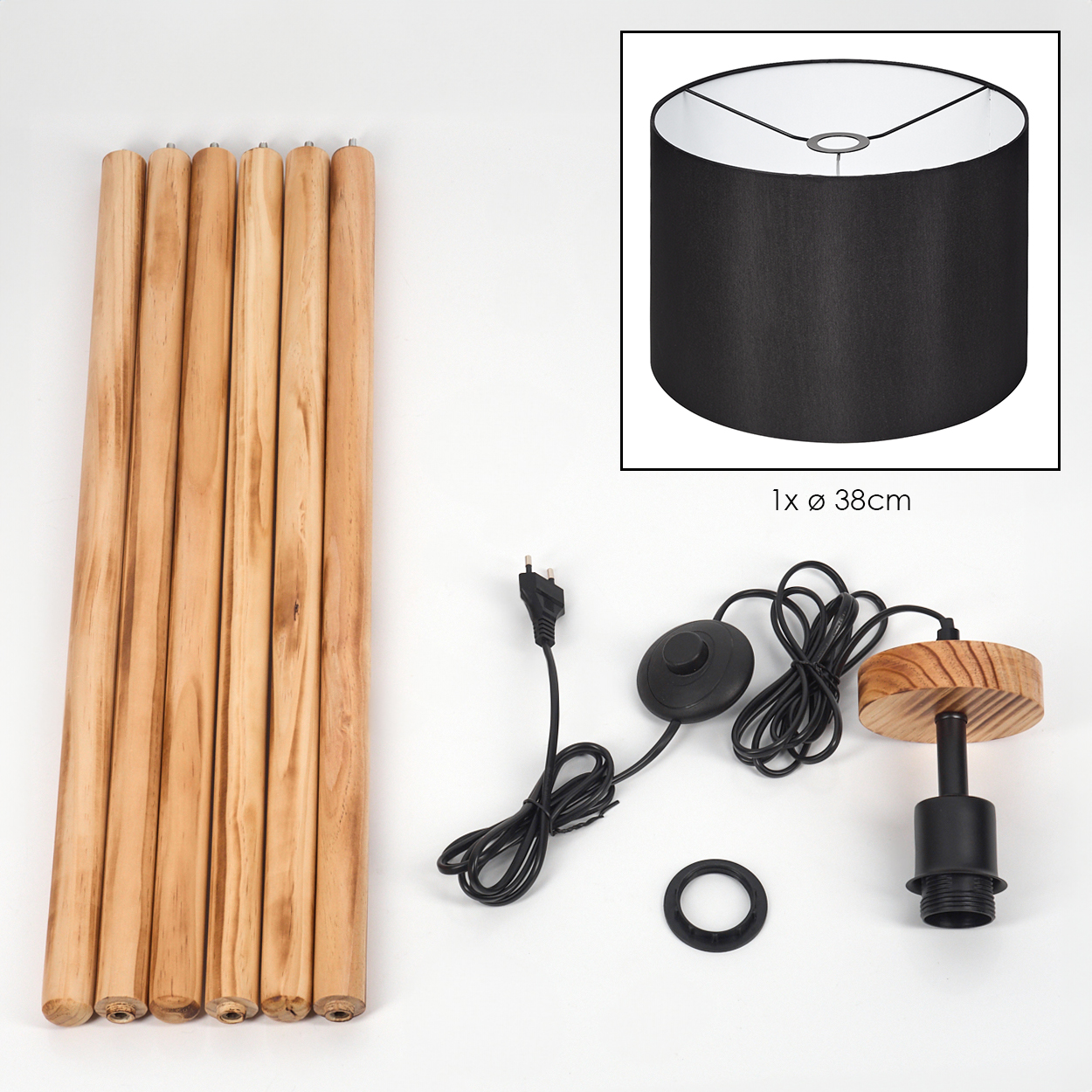 Eine zerlegte Lampe mit Holzbeinen, schwarzem Lampenschirm und elektrischen Komponenten, einschließlich Netzkabel und Sockel.