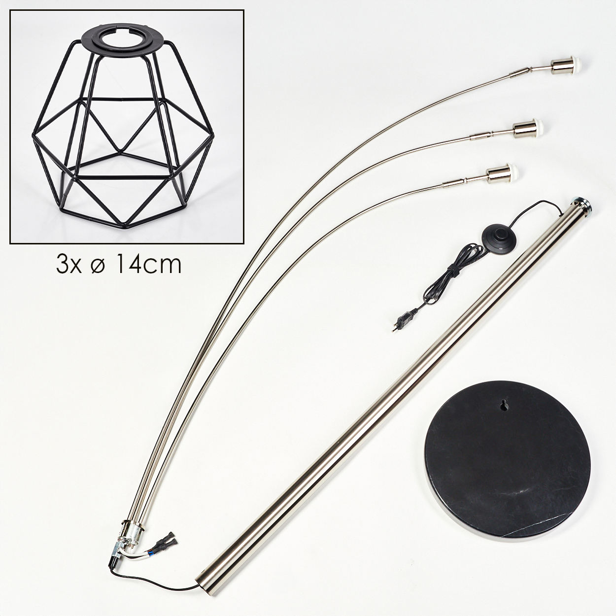Eine zerlegte Stehlampe mit schwarzem Lampenschirm, drei gebogenen Armen mit Glühbirnen, einem Sockel und einem runden schwarzen Fuß.