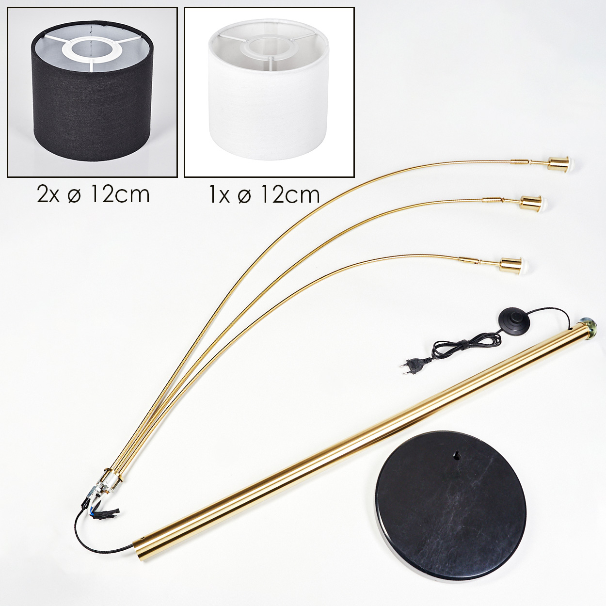 Zerlegte Stehlampe mit drei Köpfen, zwei schwarzen und einem weißen Lampenschirm, goldenem Rahmen, schwarzem Fuß und Netzkabel.
