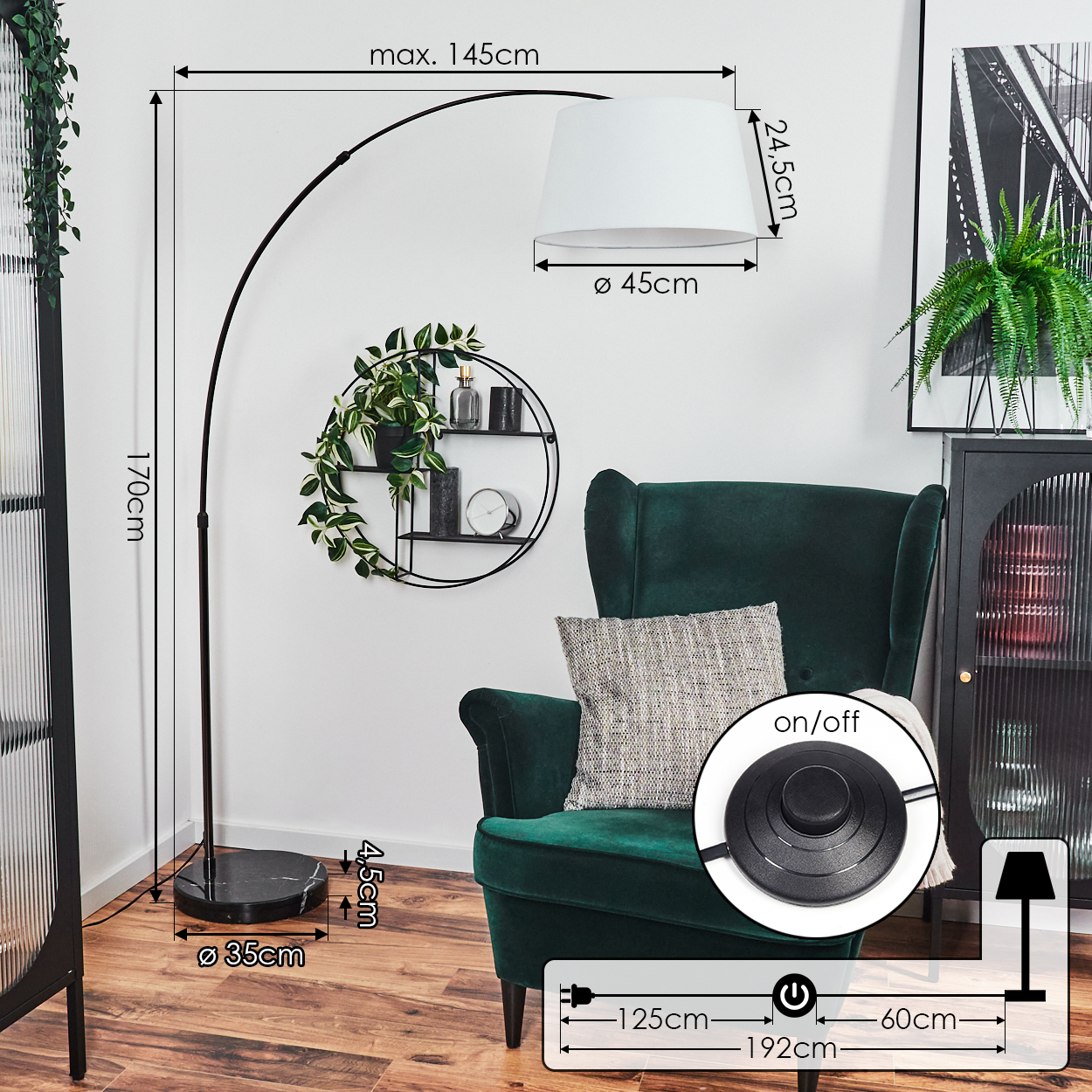 Moderne Wohnzimmereinrichtung. Eine schwarze Bogen-Stehlampe, ein grüner Sessel und ein dekoratives rundes Regal mit Pflanzen und Dekoration.