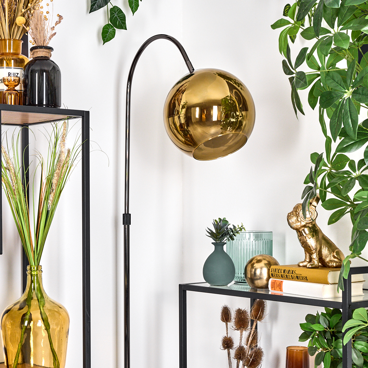 Goldene Lampe, Regale mit Vasen, Pflanzen und goldener Hundestatue. Die Szene ist hell und modern, mit weißer Wand als Hintergrund.