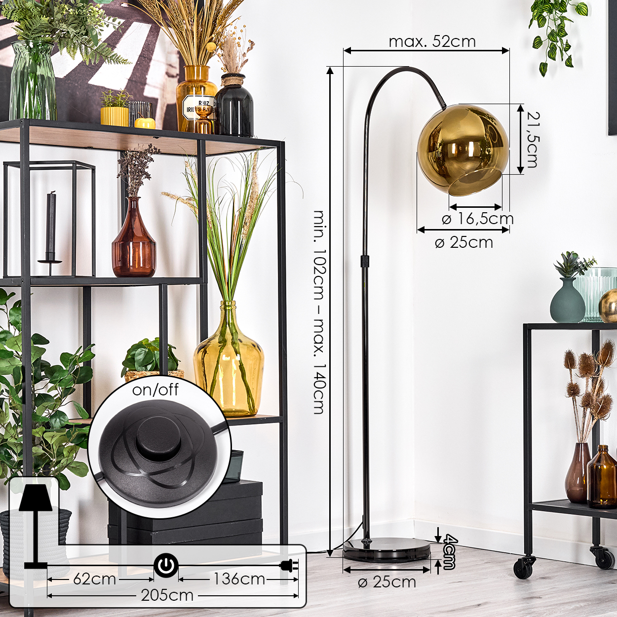 Goldene Lampe mit schwarzem Sockel, Ein-/Ausschalter und Regal mit Vasen und Pflanzen. Abmessungen sind angegeben.