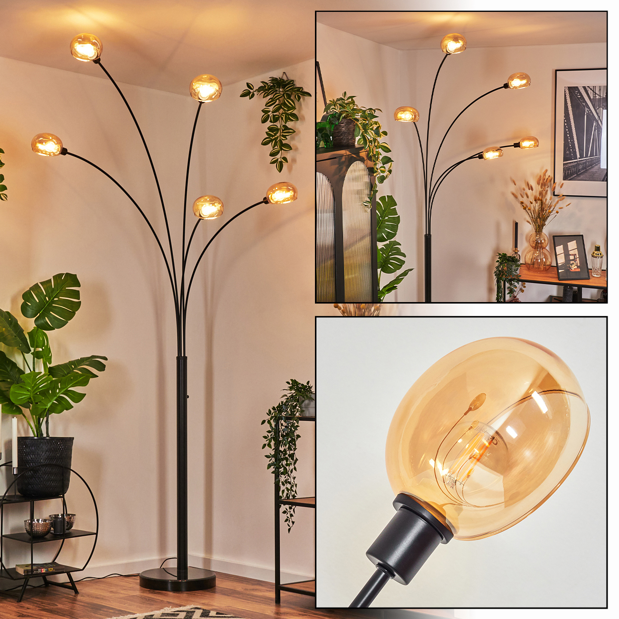 Schwarze Stehlampe mit sechs bernsteinfarbenen Glasschirmen. Pflanzen und ein Regal im Hintergrund.