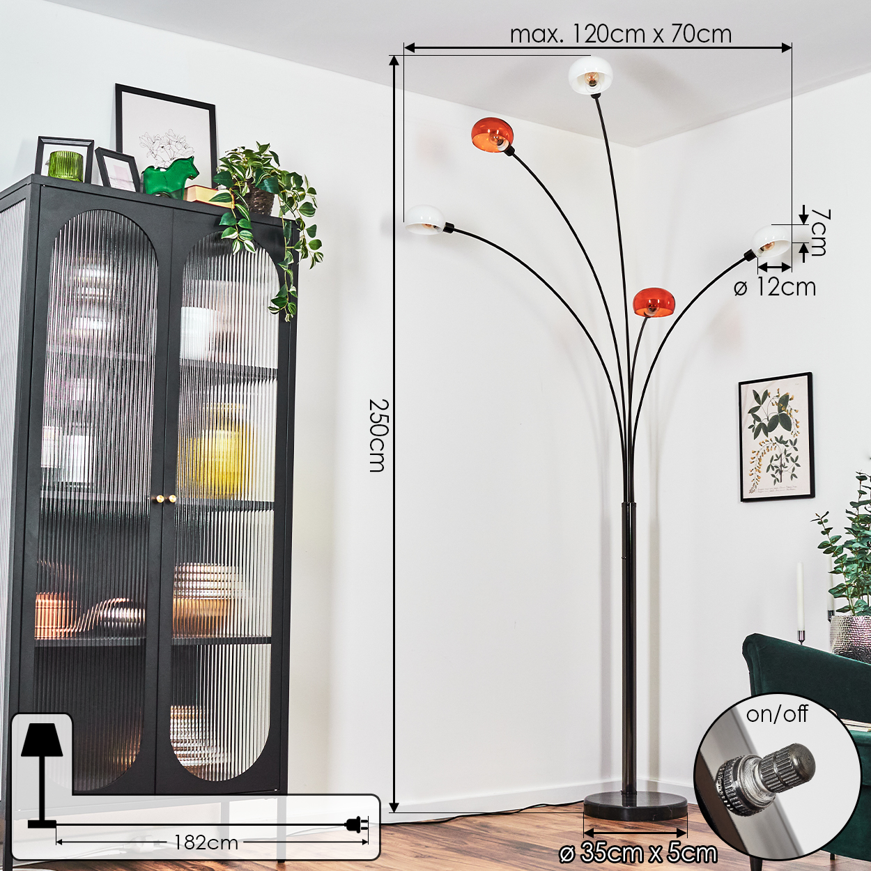 Ein modernes Wohnzimmer mit einem schwarzen Schrank, einer Stehlampe und einem grünen Sessel.