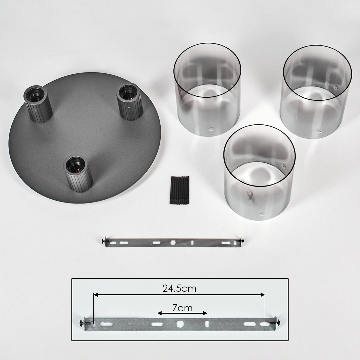 Draufsicht auf Lampenteile: Basis mit Fassungen, Glasschirmen, Metallstange und Maßdiagramm auf weißer Oberfläche.