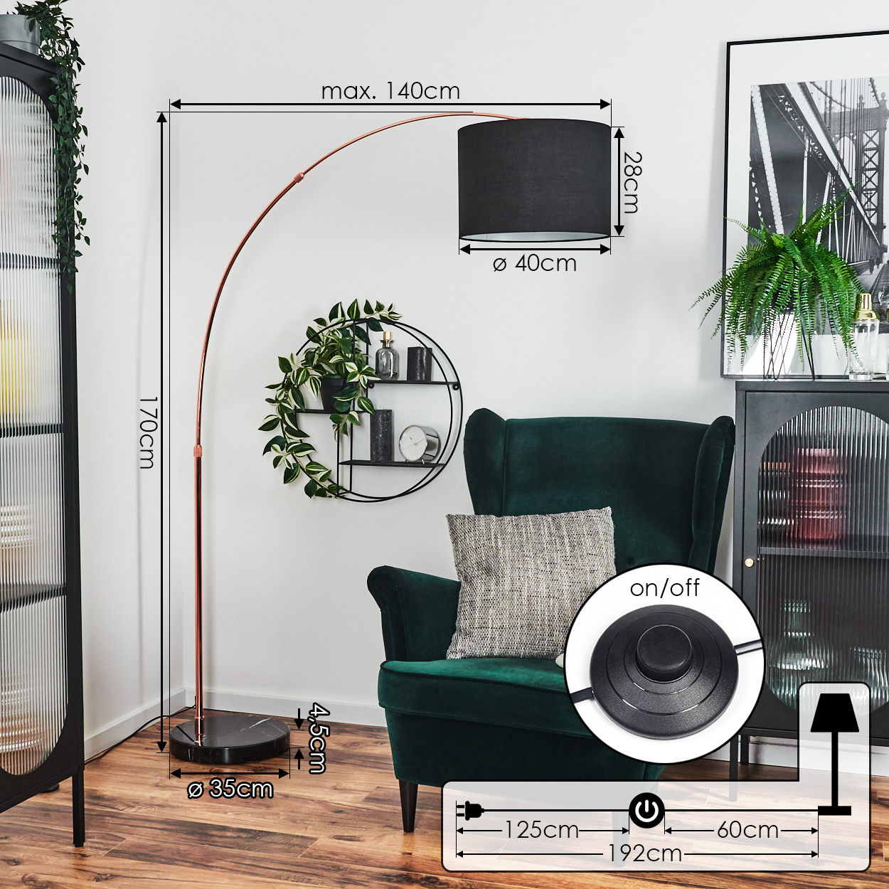 Ein modernes Wohnzimmer mit Stehlampe, grünem Sessel und schwarzem Schrank. Maße sind auf der Lampe und anderen Objekten angegeben.