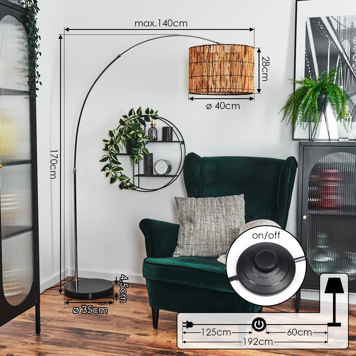 Ein modernes Wohnzimmer mit grünem Sessel, hoher Lampe und schwarzem Schrank. Die Lampe hat einen gewebten Schirm und einen schwarzen Fuß.
