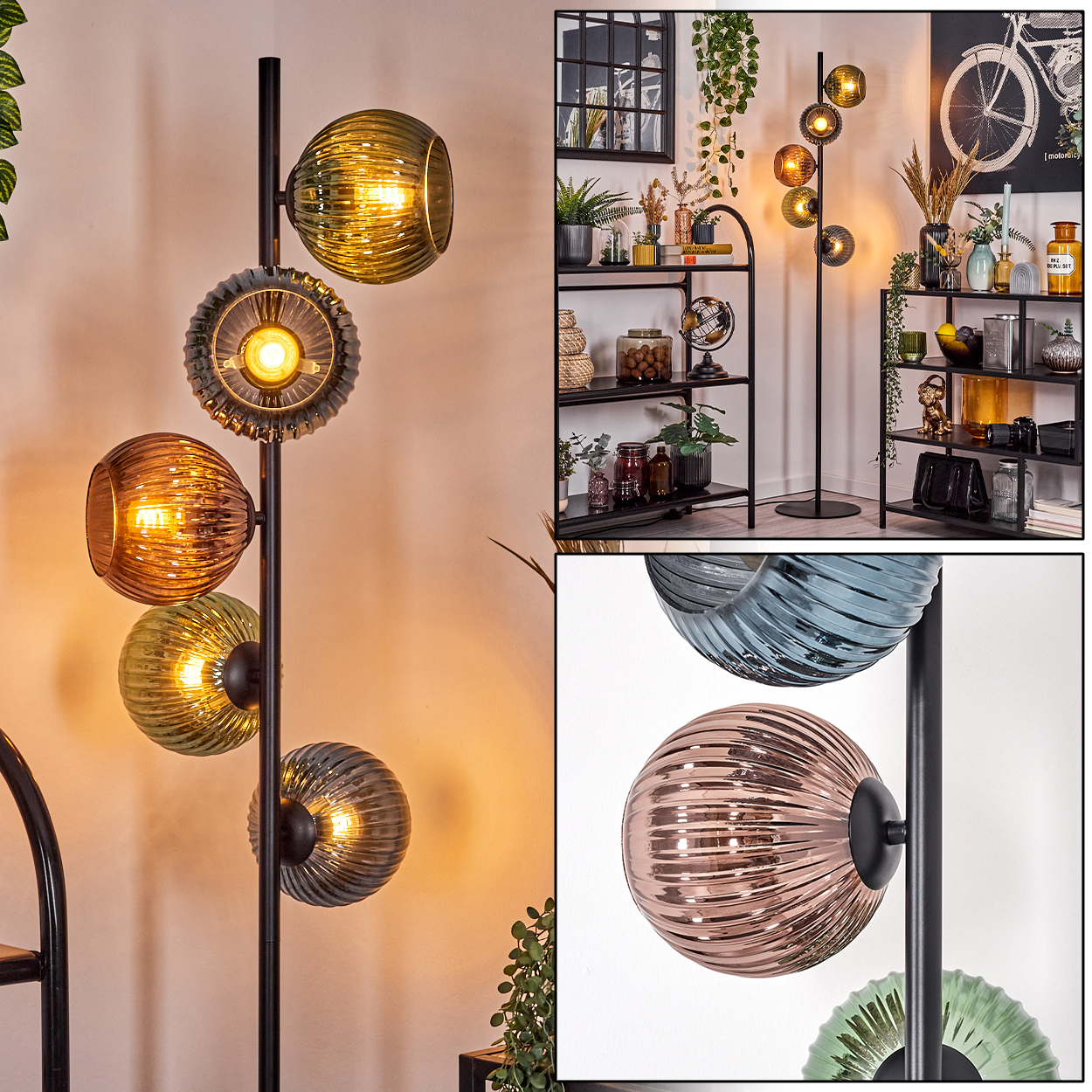 Eine moderne Stehlampe mit fünf kugelförmigen Glasschirmen in verschiedenen Farben. Regale mit Dekoration im Hintergrund.