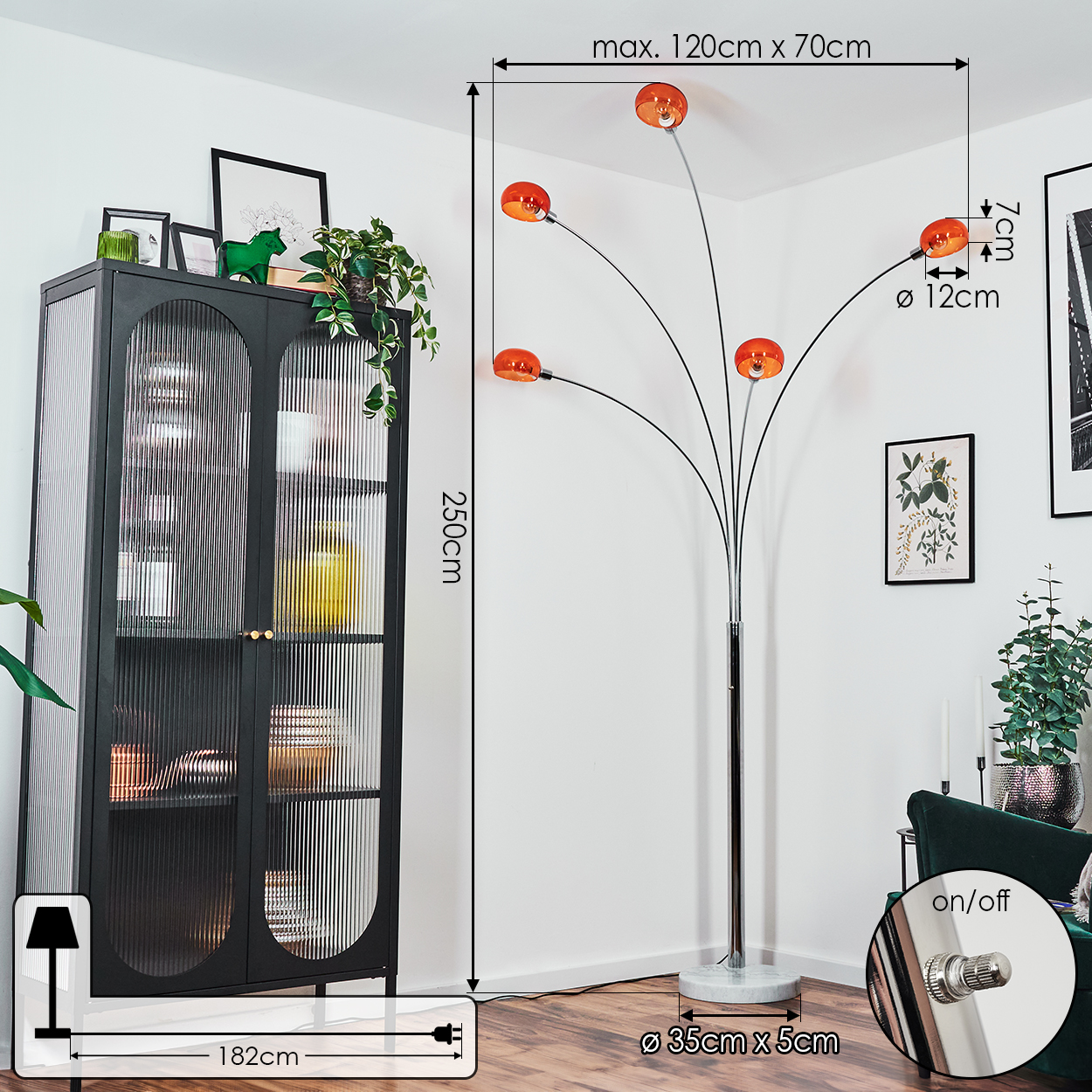 Ein modernes Wohnzimmer mit schwarzem Schrank, Stehlampe mit orangen Lichtern und grünem Sofa.