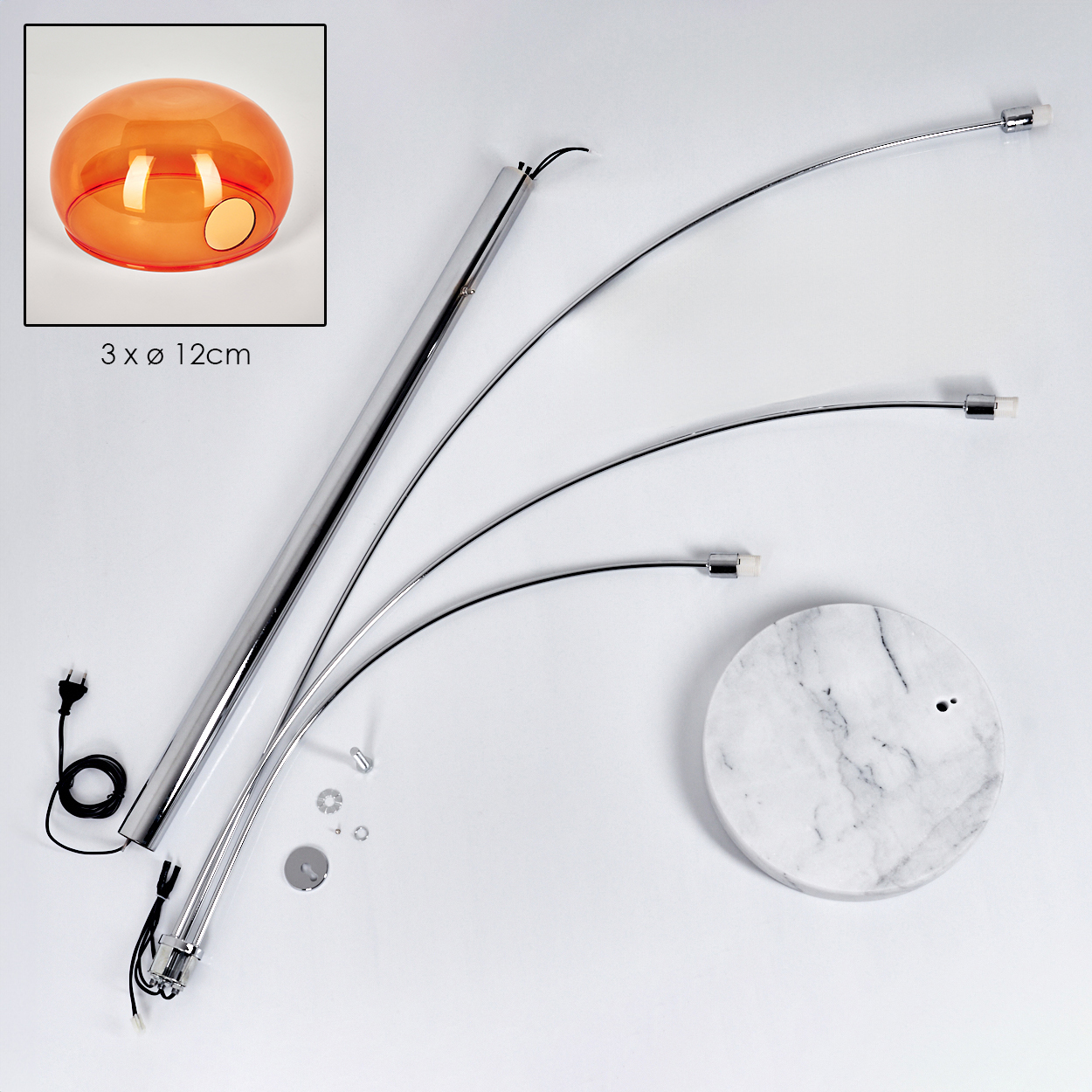 Zerlegte Lampe mit orangenem Schirm. Chromgestell und Marmorsockel. Teile auf weißer Oberfläche ausgebreitet.