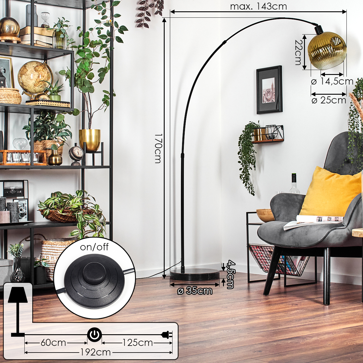 Modernes Wohnzimmer mit schwarzer Bogen-Stehlampe, grauem Sessel und Bücherregal mit Dekoration.