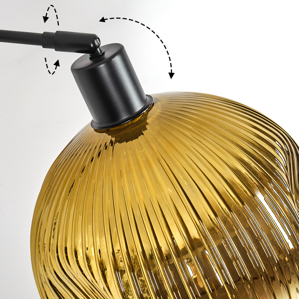 Nahaufnahme einer Lampe mit golden-gelbem, geripptem Glasschirm und schwarzem Arm. Pfeile zeigen die Bewegung an. Weißer Hintergrund.