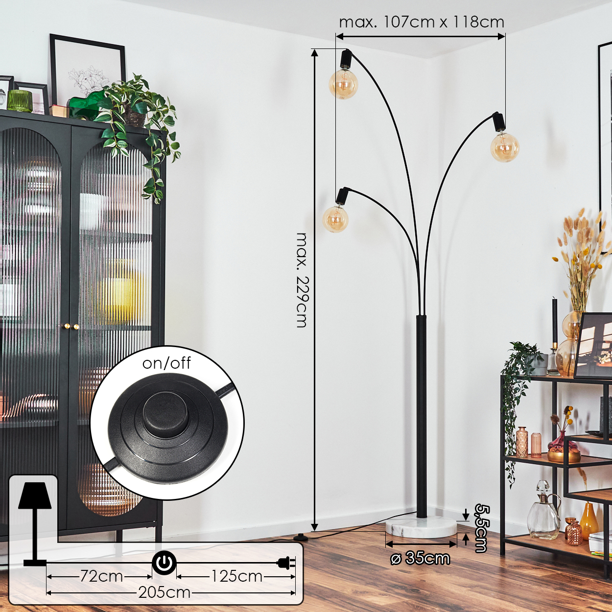 Eine moderne schwarze Stehlampe mit drei Glühbirnen. Sie steht in einer Ecke in der Nähe eines Schranks und eines Regals.