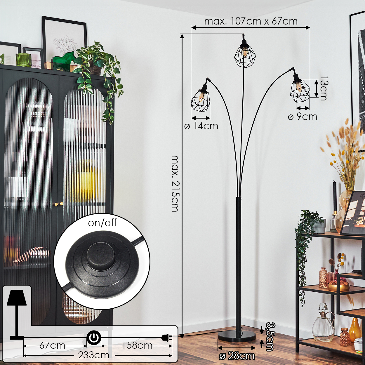 Eine schwarze Stehlampe mit drei Lichtern. Sie steht neben einem schwarzen Schrank mit Pflanzen und einem Regal mit Dekorationen.