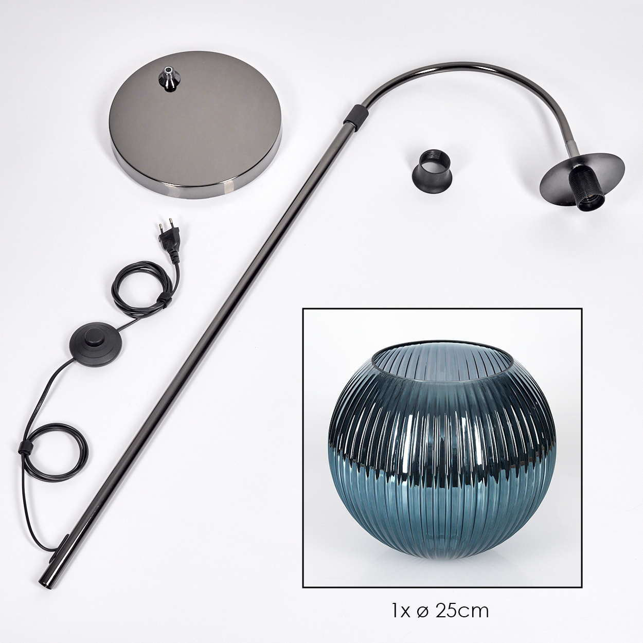 Zerlegte Lampe mit Fuß, Stiel und gebogenem Arm. Eine blaue Glasvase wird zusammen mit den Abmessungen gezeigt: 1x Ø 25cm.