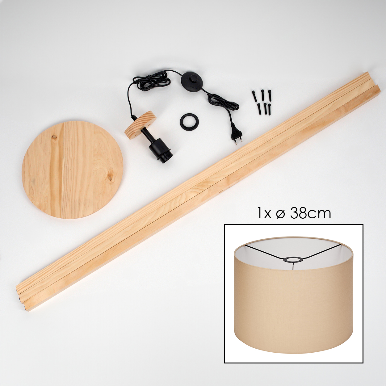 Lampenteile: Holzsockel, langes Holz, Lampenschirm, Leuchte, Schrauben und Verkabelung. Weißer Hintergrund.