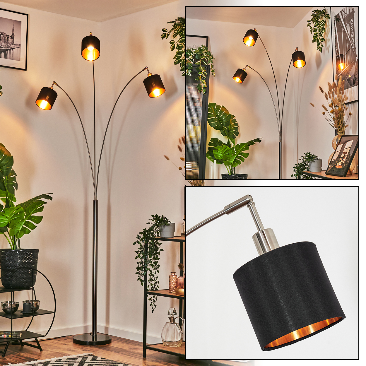 Eine moderne Stehlampe mit drei schwarzen Schirmen und goldenem Innenraum. Pflanzen und Regale mit Dekoration im Hintergrund.