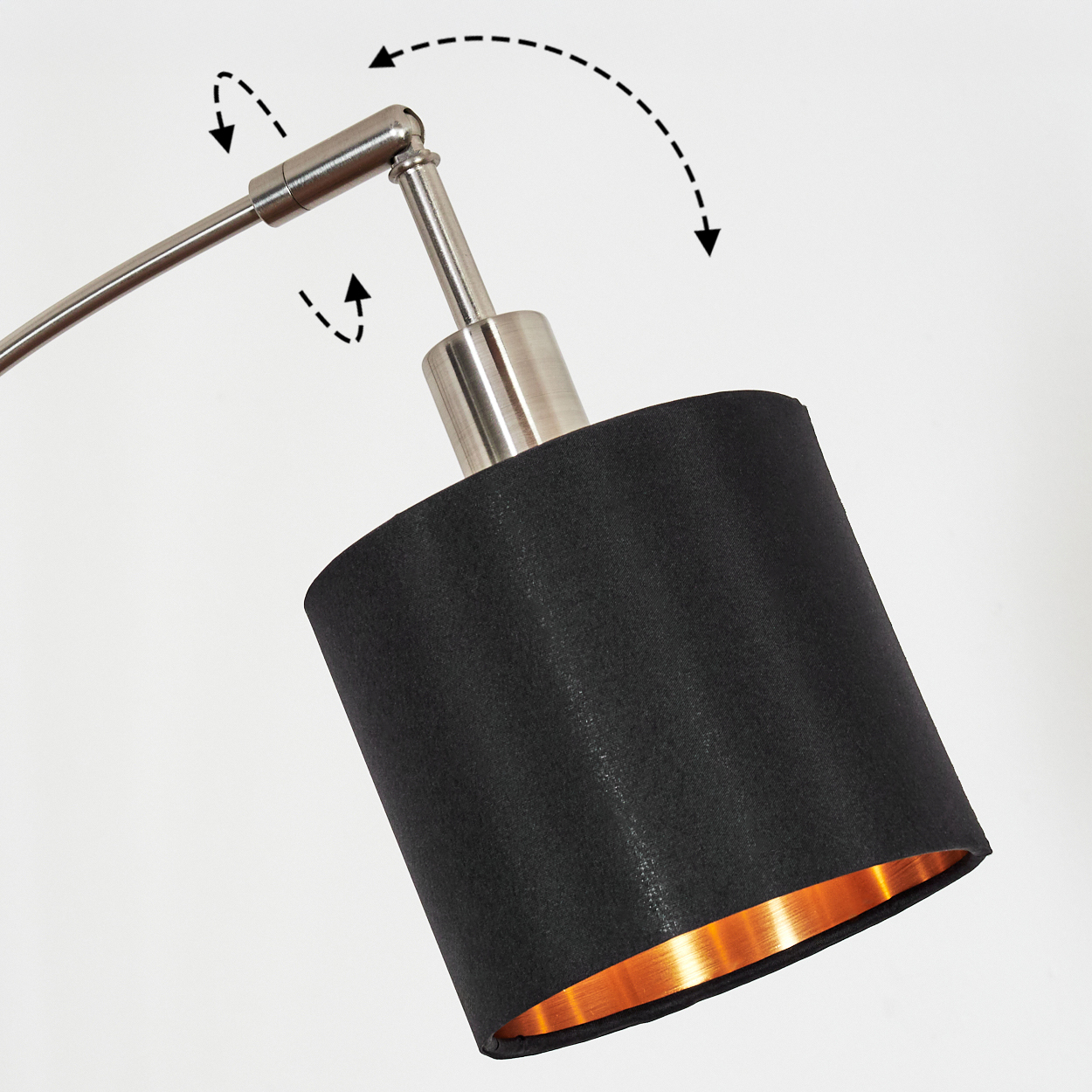 Nahaufnahme einer Lampe mit schwarzem Lampenschirm und silberfarbenem Arm. Die Innenseite ist kupferfarben.